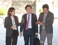 김기현 의원 첫 공판 출석