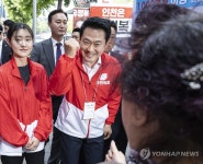 시민과 인사하는 장동혁 상임선대위원장