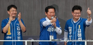 충남 공주시민 향해 인사하는 민주당 정청래 위원장