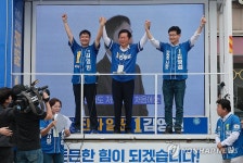 공주시민 향해 지지 호소하는 민주당 정청래 위원장