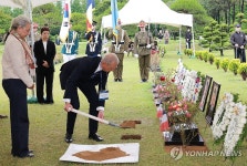 대한민국상이군경회부산보훈병원장례사업소 | 프랑스 참전용사들, 부산서 영면