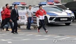 화지중앙시장 앞 사거리 뛰어가는 장동혁