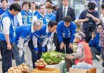전남 완도 시장 찾아 상인과 인사하는 정청래 위원장