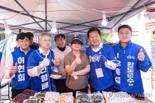 전남 완도 시장 찾아 상인과 기념 촬영하는 정청래 위원장