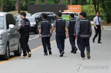 브리핑 마친 뒤 이동하는 전국화학연맹 한화노동조합원들