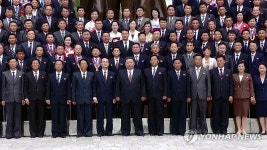 김정은, 전국 도당학교 교육간부들과 기념촬영