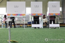 게이트볼장서 투표하는 주민들