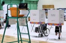 실내배드민턴장에 마련된 투표소