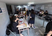 빌라 주차장에 설치된 투표소