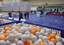 투표소로 변신한 실내스포츠센터