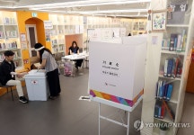 투표소로 변신한 북카페도서관