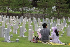 국립서울현충원 찾은 참배객들