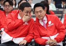 출구조사 결과 방송 지켜보는 장동혁-김민수