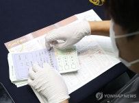 무효 투표 집계하는 개표사무원