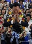 당선 세레머니 하는 신용한 충북지사 후보