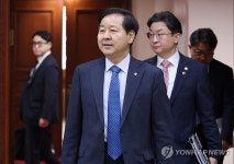 비상경제본부회의 입장하는 구윤철 부총리