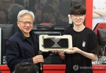 [속보] 젠슨 황, 페이커 만나 자신의 사인 담긴 RTX 5090 선물
