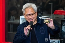 'RTX 스파크' 교환권 들어 보이는 젠슨 황 CEO