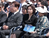 동아쇼핑김혜경 | 유가족 위로하는 김혜경 여사