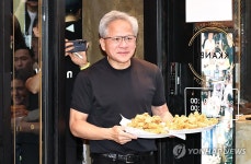치킨 들고 나오는 젠슨 황