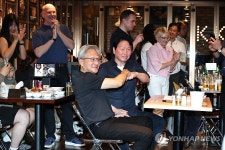 주먹 인사 하는 젠슨 황과 최태원 회장