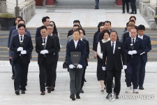 국립5·18민주묘지 찾은 김상욱 울산시장 당선인