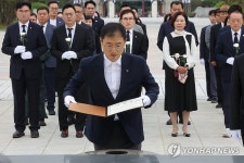 당선증 들고 5·18 묘역찾은 김상욱 울산시장 당선인