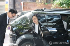 인사청문회 준비 사무실로 출근하는 한성숙 국무총리 후보자