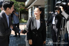 취재진 질문 받는 한성숙 국무총리 후보자
