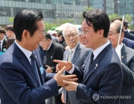 인사하는 김민석 국무총리와 정청래 대표