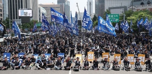 깃발 든 전국금속노동조합 조합원들