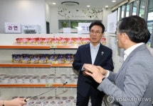 김민석 국무총리, 대구 행복마당 푸드마켓 방문