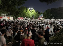 잠실개표소 시위 금요일밤 또 커져