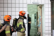 안암역 이산화탄소 누출 사고 현장 살피는 소방대원들