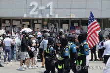 잠실 개표소 시위 계속…경찰ㆍ체육회 오전 진입 시도