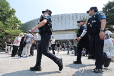 잠실 개표소 시위 계속…경찰ㆍ체육회 오전 진입 시도