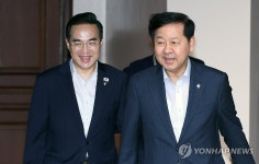 비상경제본부회의 입장하는 구윤철 부총리