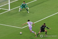 측면 돌파하는 손흥민
