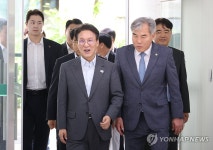 선관위 개혁 관련 시민토론회 참석하는 김민석 국무총리