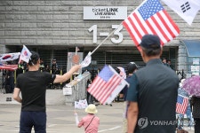 잠실 개표소 봉쇄 시위 계속