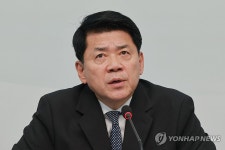 의원총회에서 발언하는 조국혁신당 김준형 원내대표