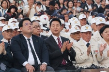 참전유공자들과 함께 박수치는 오세훈 시장