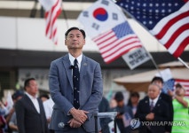 기자회견하는 모스 탄 교수