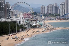 벌써 피서객으로 붐비는 강원 동해안