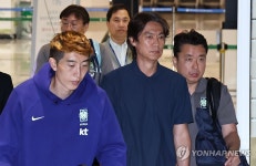 야유 받으며 귀국하는 홍명보