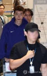 야유 받으며 귀국하는 홍명보
