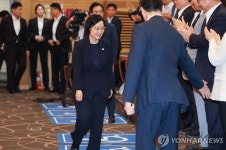 취임식 참석하는 한성숙 국무총리