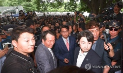[2보] 국조특위·경찰, 잠실개표소 진입…봉쇄 시위 27일만