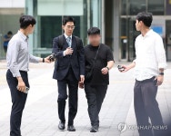 '개표소 시위' 경찰관 폭행 20대 영장실질심사