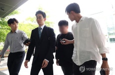 '개표소 시위' 경찰관 폭행 20대 영장실질심사